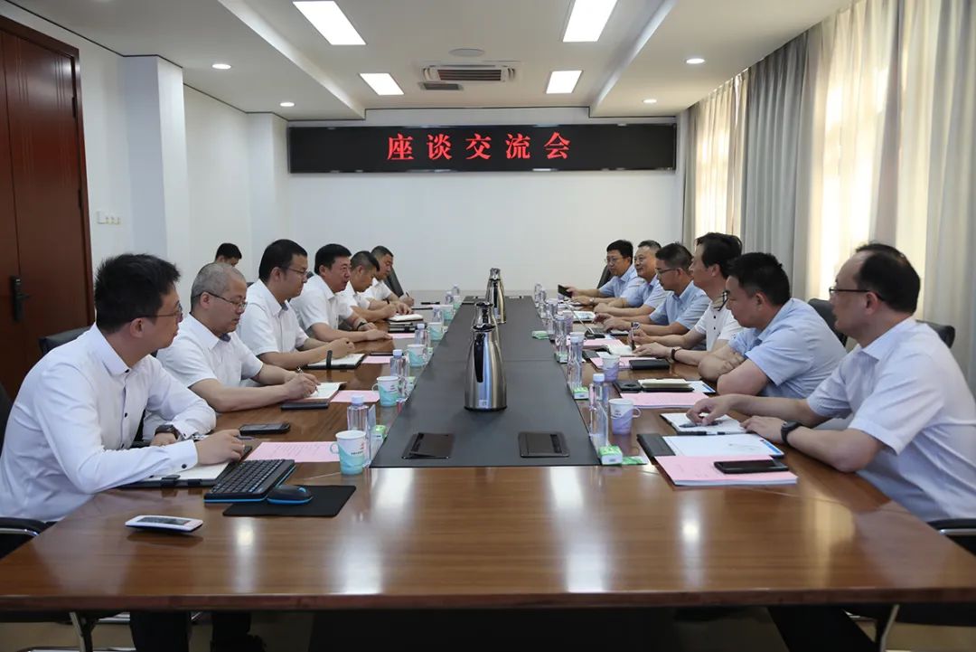 Company President Chen Yongming leads a team to negotiate cooperation with Xinjiang Railway Survey and Design Institute