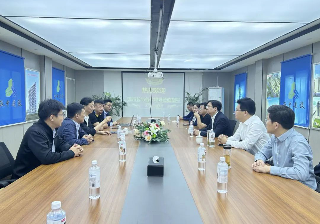 Tan Zhen, Deputy Secretary of the Haian Municipal Party Committee and Mayor, led a team to offer condolences to the frontline employees of Suzhong Group in Jinan market